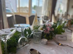 una mesa con copas de vino y flores. en Hotel-Cafe Rathaus en Bad Abbach