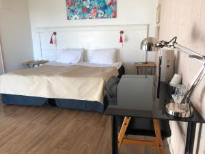 Un pat sau paturi într-o cameră la Kvarnen Pensionat och Restaurang