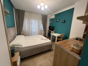 - une petite chambre avec un lit et un bureau dans l'établissement Hotel Luris, à Golem