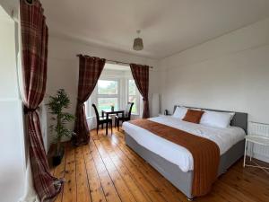 Guestling House في Guestling: غرفة نوم بسرير وطاولة ونافذة
