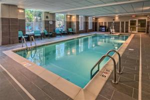 uma grande piscina num quarto de hotel em Residence Inn by Marriott Blacksburg-University em Blacksburg