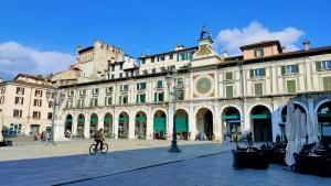a person riding a bike in front of a building at Blue Lodge in Brescia