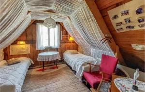 1 dormitorio con 2 camas, mesa y silla en Amazing Home In Bstad With House A Panoramic View, en Båstad