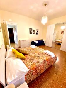 A bed or beds in a room at Palazzo Senesi