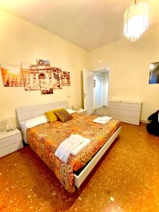 A bed or beds in a room at Palazzo Senesi