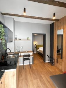 uma cozinha e sala de estar com uma cama ao fundo em Old Town Premium Apartments em Mostar