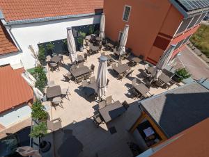 einen Blick über eine Terrasse mit Stühlen und Sonnenschirmen in der Unterkunft Hotel-Cafe Rathaus in Bad Abbach