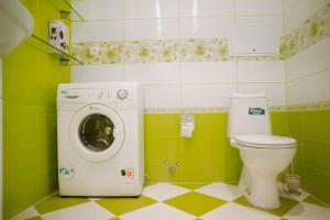 リヴィウにあるOpera Theatre Apartmentsの緑豊かなバスルーム(洗濯機、トイレ付)