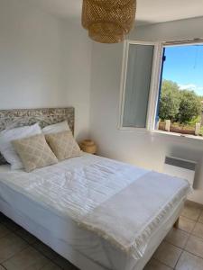 Schlafzimmer mit einem großen Bett und einem Fenster in der Unterkunft maison vacances 6 à 8 personnes parc du verdon in Sillans-la-Cascade