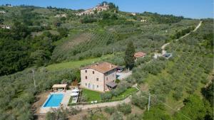- une vue aérienne sur une maison sur une colline avec une piscine dans l'établissement Poggio a Mandria, à Cavriglia