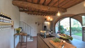 une grande cuisine avec un comptoir avec un évier et un comptoir sidx sidx dans l'établissement Poggio a Mandria, à Cavriglia