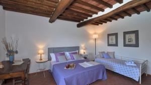 - une chambre avec 2 lits, une table et un piano dans l'établissement Poggio a Mandria, à Cavriglia 36 autres photos