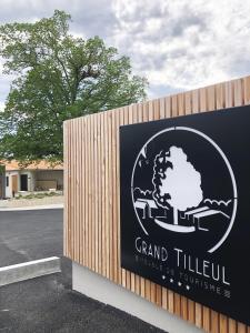 una señal para un gran seto tulsiu en Résidence Grand Tilleul, en Jonzac