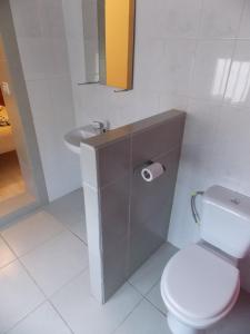 Ett badrum på Fortuna Villa 510