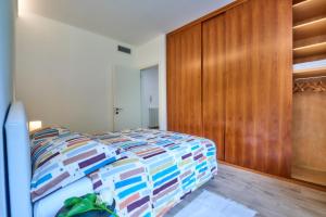 - une chambre avec un lit et un placard en bois dans l'établissement La casa di Lucia, à Lierna