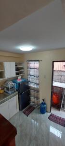 een keuken met een koelkast in de kamer bij Affordable Home stay with 3 bedroom near CCLEX in Dapitan