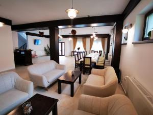 a living room with couches and chairs and a table at Mateo Transalpina in Săsciori