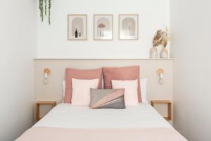 バルセロナにあるKeyFamily Chic Studioのベッドルーム1室(ピンクとグレーの枕が備わるベッド1台付)