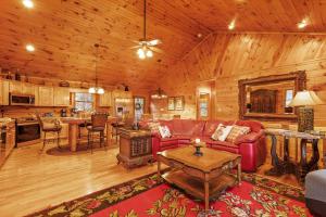 uma sala de estar e cozinha num chalé de madeira em Eagles View em Boone