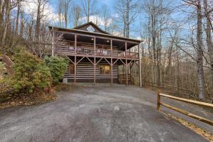 uma grande casa de madeira com um alpendre e uma entrada em Eagles View em Boone