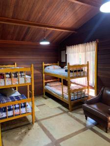 デウフィン・モレイラにあるHotel Fazenda Boa Esperançaのキャビン 二段ベッド3組が備わる客室です。