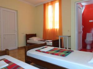 Postel nebo postele na pokoji v ubytování White Guest House