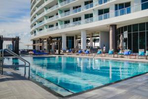 een zwembad voor een hotel bij Iconic Ocean View - in this Stunning Condo in Hollywood