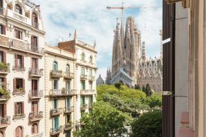 バルセロナにあるKeyFamily Chic Studioの窓から大聖堂を望めます。