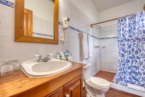 ein Badezimmer mit Waschbecken, Toilette und Dusche in der Unterkunft Hotel Bocas del Toro in Bocas del Toro