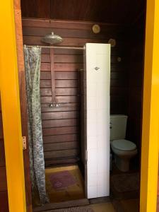 y baño pequeño con aseo y ducha. en Hotel Fazenda Boa Esperança, en Delfim Moreira