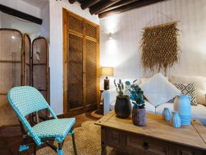 uma sala de estar com um sofá, uma mesa e cadeiras em Casa Patio Los Sueños de Daury I em Córdoba