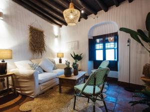 uma sala de estar com um sofá branco e cadeiras em Casa Patio Los Sueños de Daury I em Córdoba