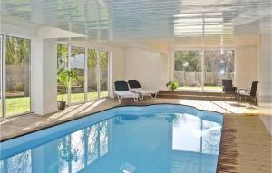 3 Bedroom Beautiful Home In Plehedel tesisinde veya buraya yakın yüzme havuzu