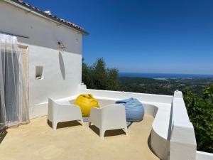 eine Terrasse mit Stühlen und einer Badewanne mit Aussicht in der Unterkunft Casa San Valentino in Vico del Gargano