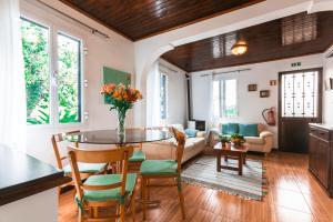 kuchnia i salon ze stołem i krzesłami w obiekcie Casa da Achadinha by Atlantic Holiday w mieście São Jorge