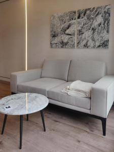 sala de estar con sofá y mesa en tiny house en Róterdam