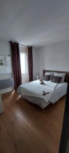 Ένα ή περισσότερα κρεβάτια σε δωμάτιο στο Appartement sous combles au cœur de LUZ