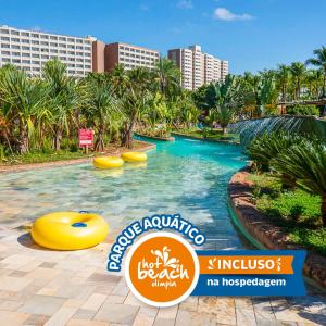 una piscina en un complejo con inflables en el agua en Hot Beach Suites en Olímpia