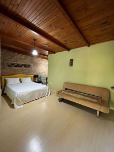 Estancia do Castello的住宿－Pousada Lua e Sol，一间卧室设有一张床和绿色的墙壁