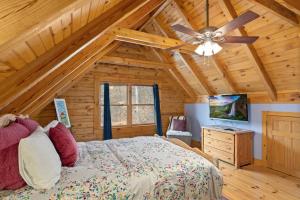 - une chambre avec un lit et un ventilateur de plafond dans l'établissement Enlightened Elk Escape, à Banner Elk