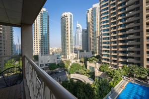 uma varanda com vista para uma cidade com edifícios altos em BellaVista 2 BR 29 Boulevard Downtown Burj Khalifa em Dubai