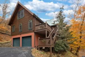 une maison avec une terrasse et un garage dans l'établissement Enlightened Elk Escape, à Banner Elk