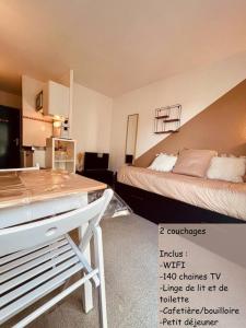 Pokój z 2 łóżkami i biurkiem w obiekcie Urban Oasis Blancarde w Marsylii