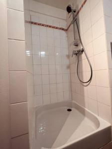 - białą wannę w łazience z prysznicem w obiekcie Urban Oasis Blancarde w Marsylii