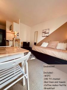 Pokój hotelowy z 2 łóżkami i biurkiem w obiekcie Urban Oasis Blancarde w Marsylii