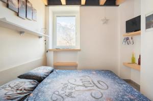 1 dormitorio con 1 cama en una habitación con ventana en Foresteria B&B Vecchiascuola Pianazzola en Chiavenna