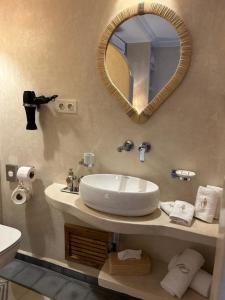 uma casa de banho com um lavatório e um espelho em Riad Al Nubala em Marrakech