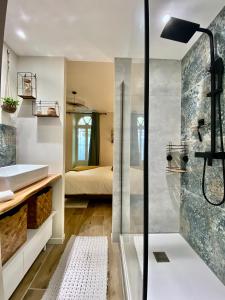 y baño con ducha y lavamanos. en ღ Le Maya - Business & Repos à Toulouse * Netflix, en Toulouse