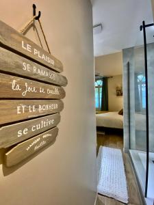 un cartel de madera en una pared de una habitación en ღ Le Maya - Business & Repos à Toulouse * Netflix en Toulouse