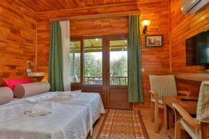 契拉勒的住宿－Çıralı Orange Motel，一间卧室配有一张床、一张桌子和一个窗户。